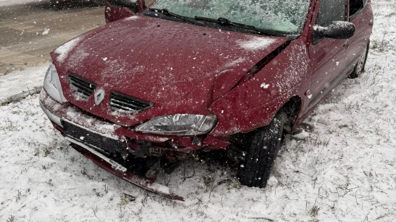 Kastamonu’da Kar Yağdı, Kaza Kaçınılmaz Oldu 4 Araç Birbirine Girdi (4)