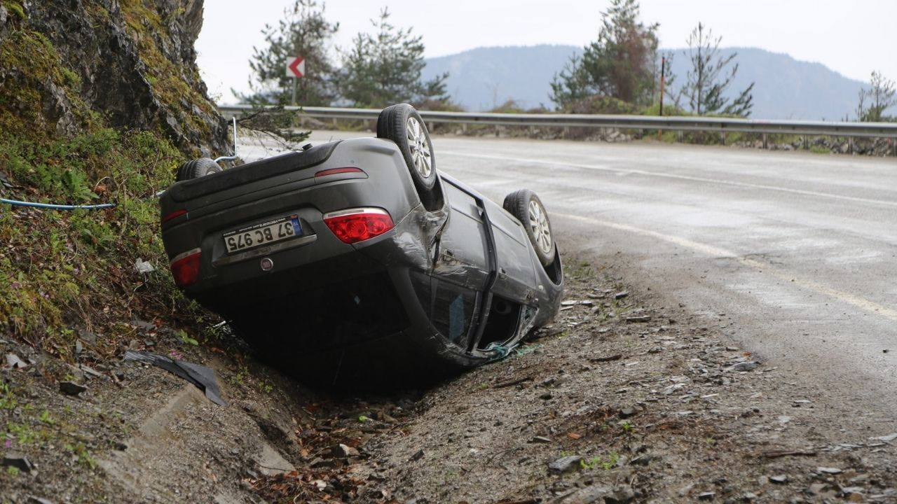 Kastamonu’da Kontrolden Çıkan Araç Şarampole Devrildi (1)
