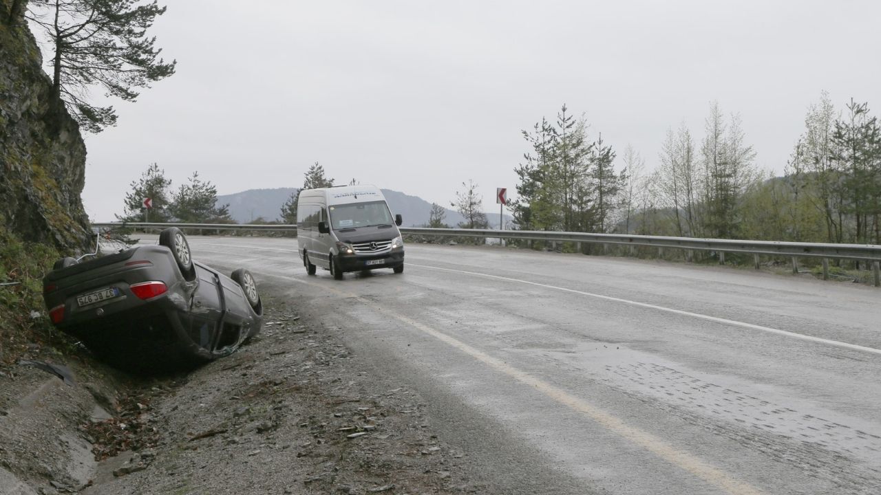 Kastamonu’da Kontrolden Çıkan Araç Şarampole Devrildi (3)