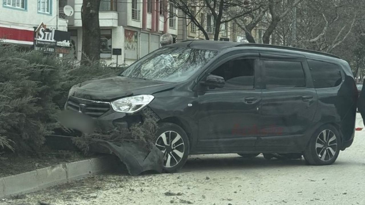 Kastamonu’da Korkutan Kaza Otomobil Orta Refüje Çıktı (1)