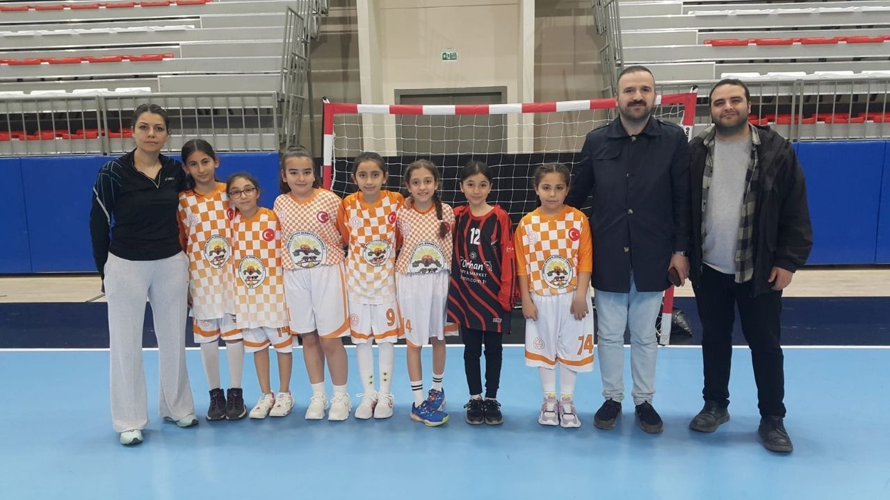 Kastamonu’da Miniklerin Hentbol Heyecanı Kupayla Taçlandı (1)