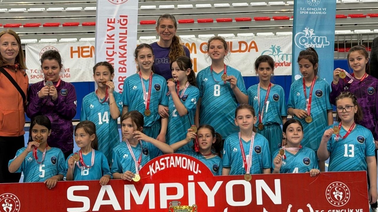 Kastamonu’da Miniklerin Hentbol Heyecanı Kupayla Taçlandı (2)