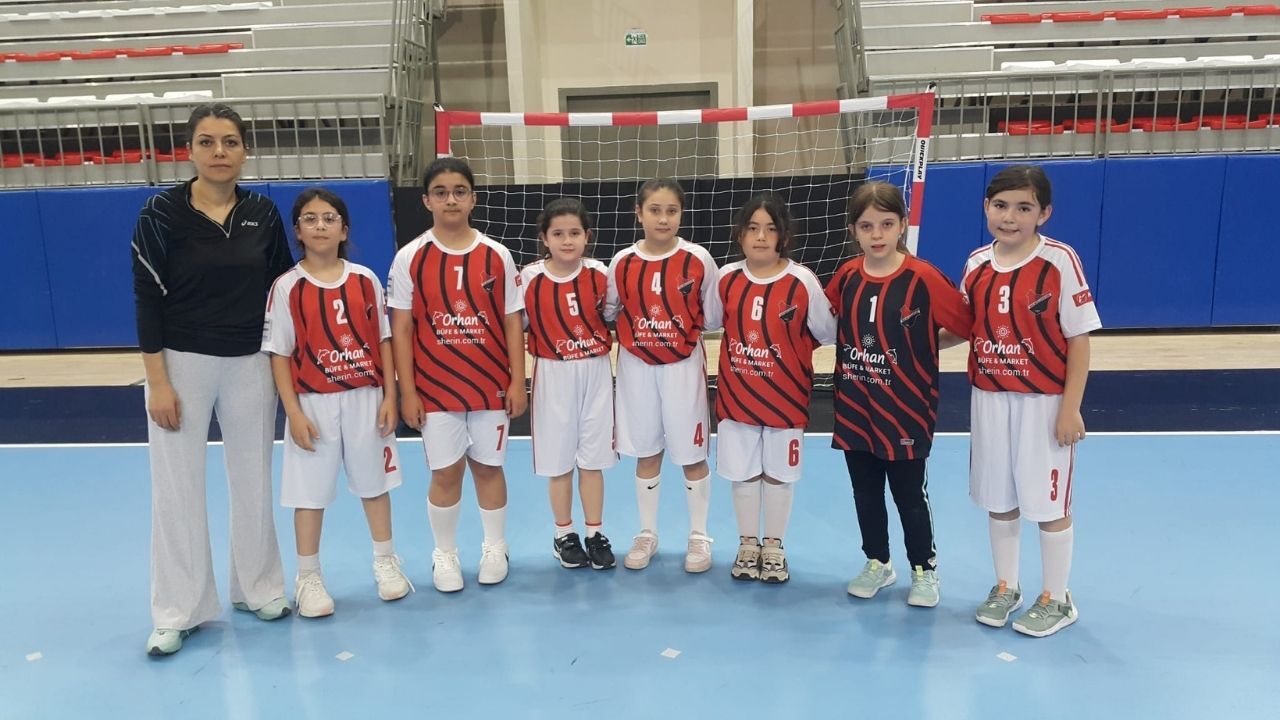 Kastamonu’da Miniklerin Hentbol Heyecanı Kupayla Taçlandı (3)