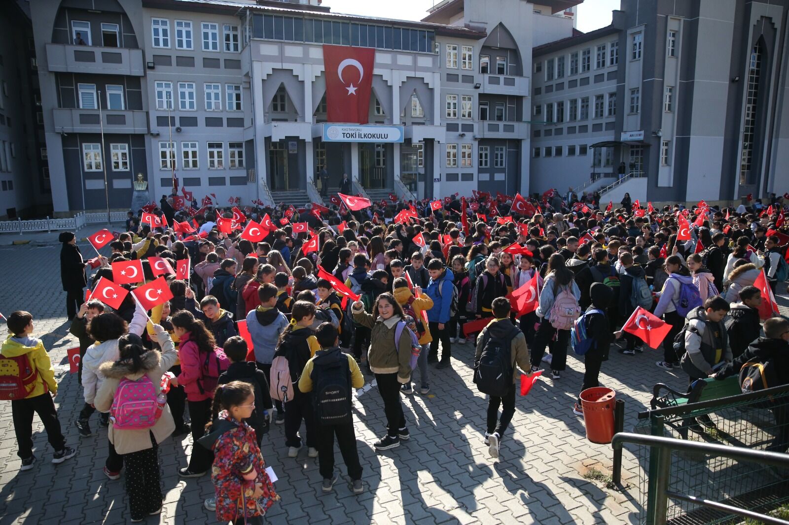 Kastamonu'da Okullara Türk Bayraklarıyla Geldiler! 6