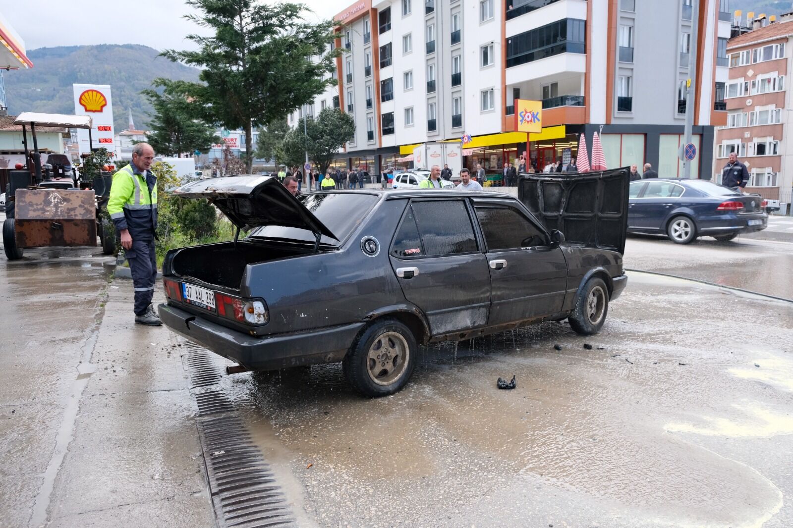 Kastamonu'da Otomobil Alev Aldı Yaşanan Anlar Kameraya Yansıdı! 22
