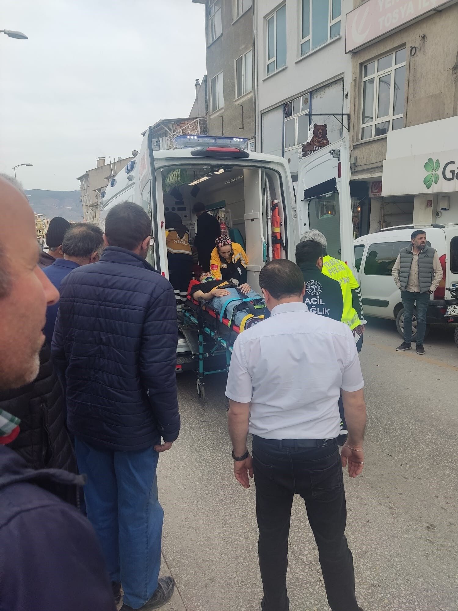 Kastamonu'da Otomobile Çarpan Motosiklet Sürücüsü Yaralandı 12