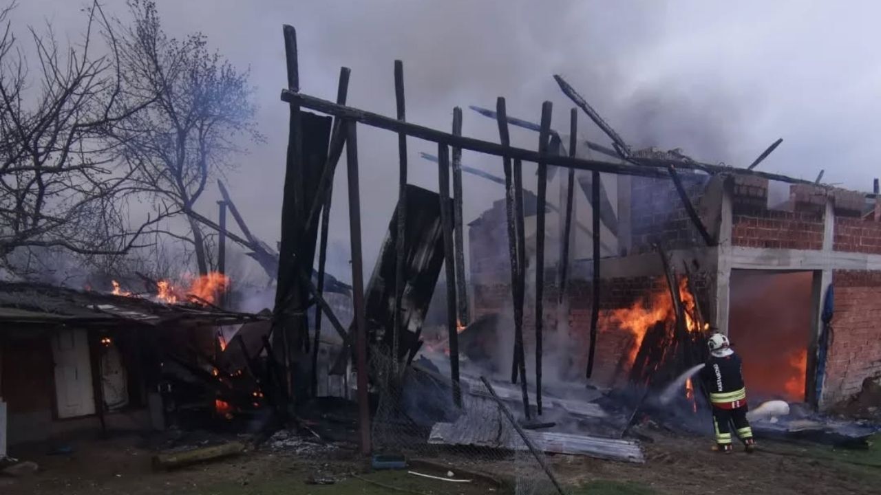 Kastamonu’da Samanlık Ve Avlu Yandı Ekipler Seferber Oldu! (1)