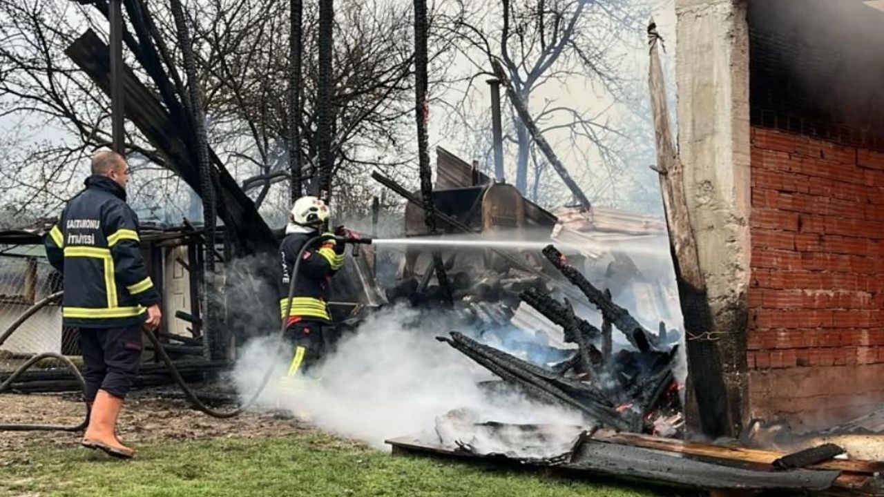 Kastamonu’da Samanlık Ve Avlu Yandı Ekipler Seferber Oldu! (2)