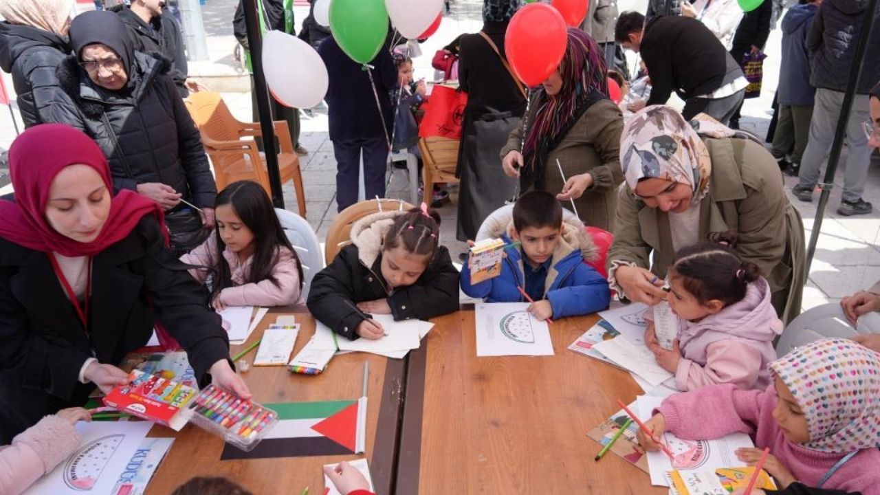 Kastamonu’dan Filistin’e Umut Mesajı Mektuplar Balonlarla Gökyüzüne Bırakıldı (2)