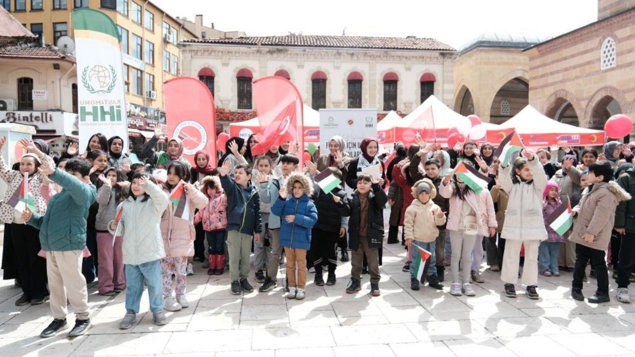 Kastamonu’dan Filistin’e Umut Mesajı Mektuplar Balonlarla Gökyüzüne Bırakıldı (7)