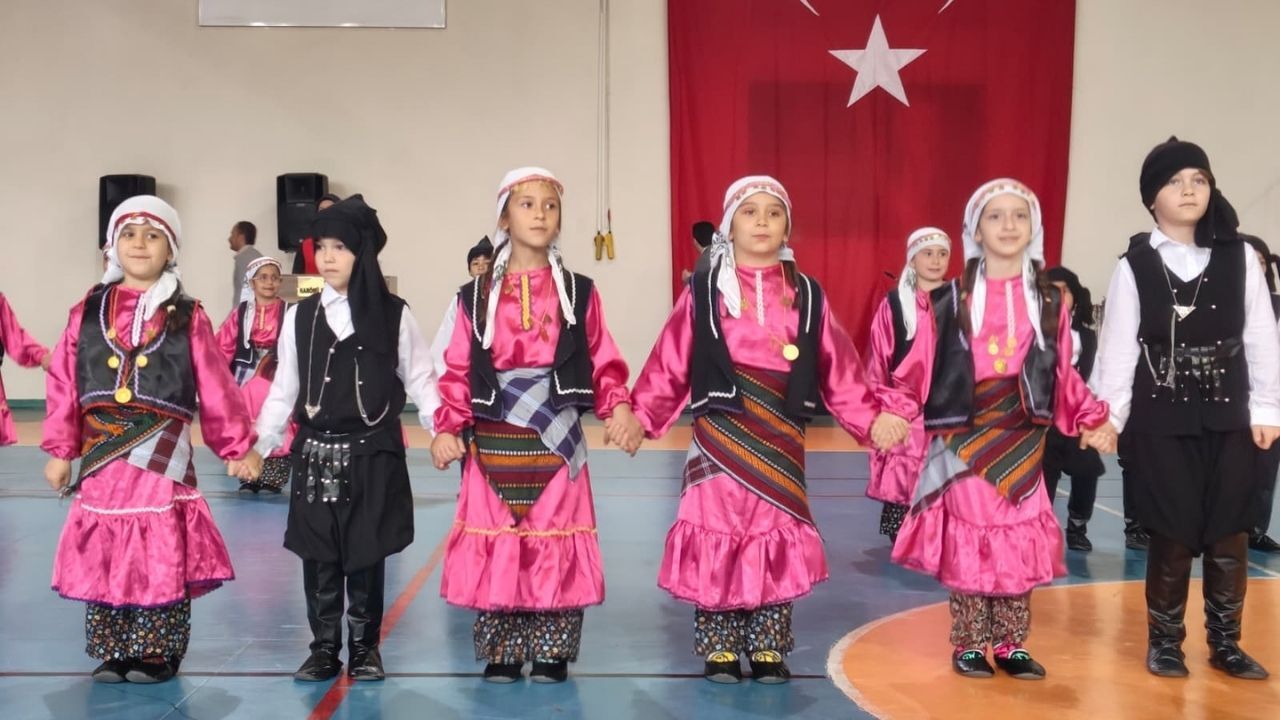 Kastamonu’nun Ilçelerinde 23 Nisan Coşkusu Salonlara Taştı (1)