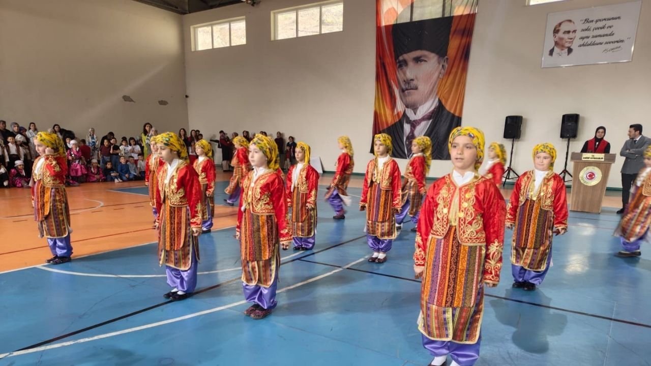 Kastamonu’nun Ilçelerinde 23 Nisan Coşkusu Salonlara Taştı (3)