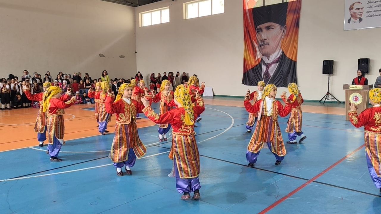 Kastamonu’nun Ilçelerinde 23 Nisan Coşkusu Salonlara Taştı (4)