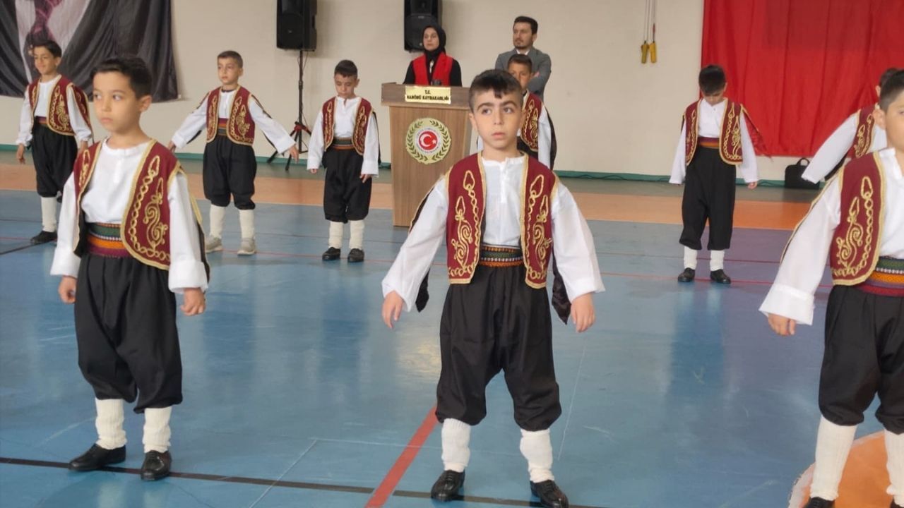 Kastamonu’nun Ilçelerinde 23 Nisan Coşkusu Salonlara Taştı (5)