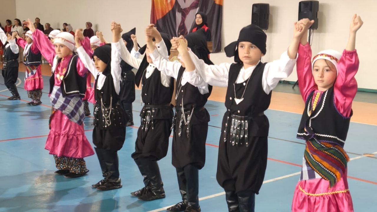 Kastamonu’nun Ilçelerinde 23 Nisan Coşkusu Salonlara Taştı (6)