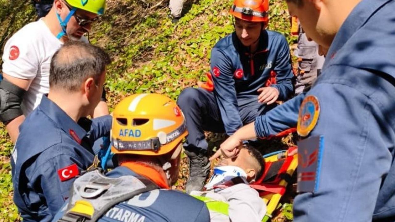 Kayalıklardan Düşen Kişi Için Ekipler Alarma Geçti (2)