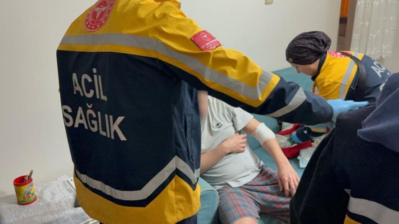 Komşu Kavgasında Korku Dolu Anlar Babasını Koruyan Genç Yaralandı (1)