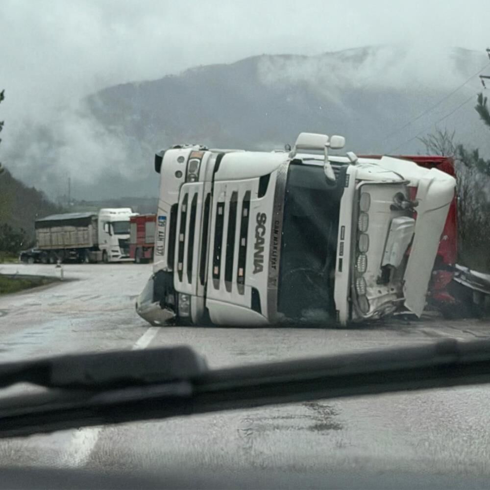 Kömür Yüklü Tır Devrildi (3)