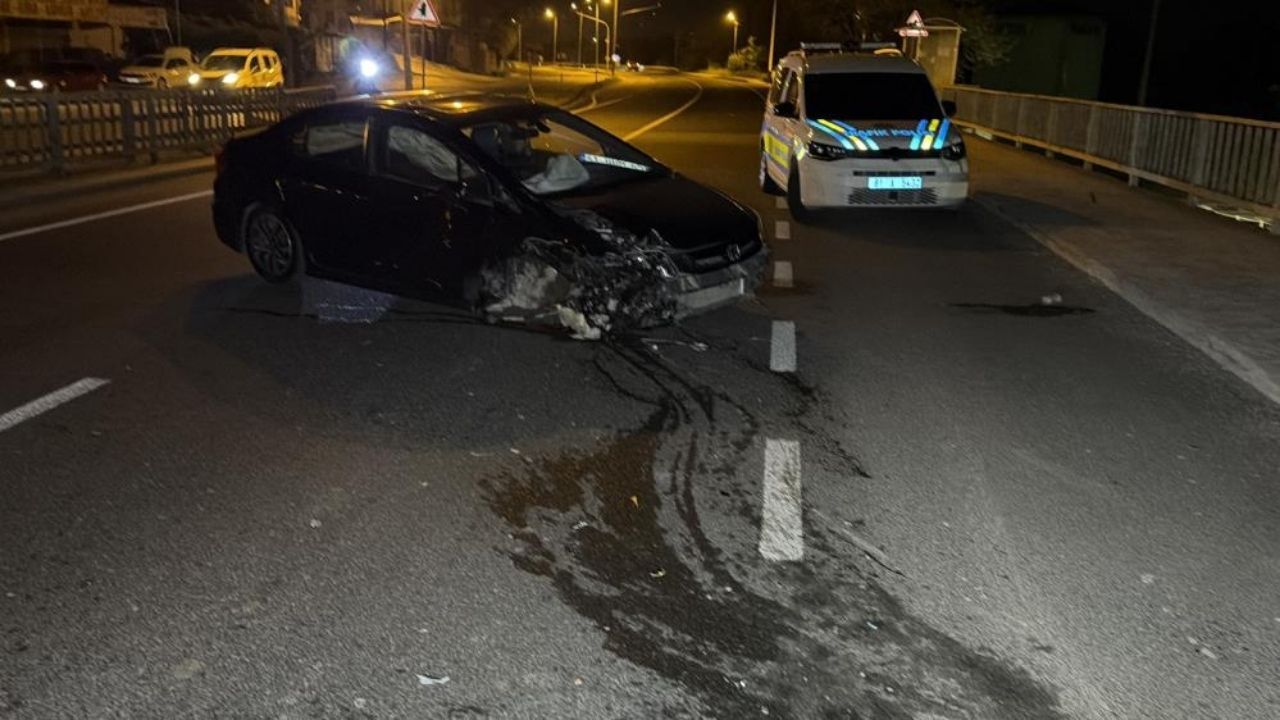Köprüde Feci Kaza Otomobil Hurdaya Döndü, 3 Kişi Yaralandı (3)
