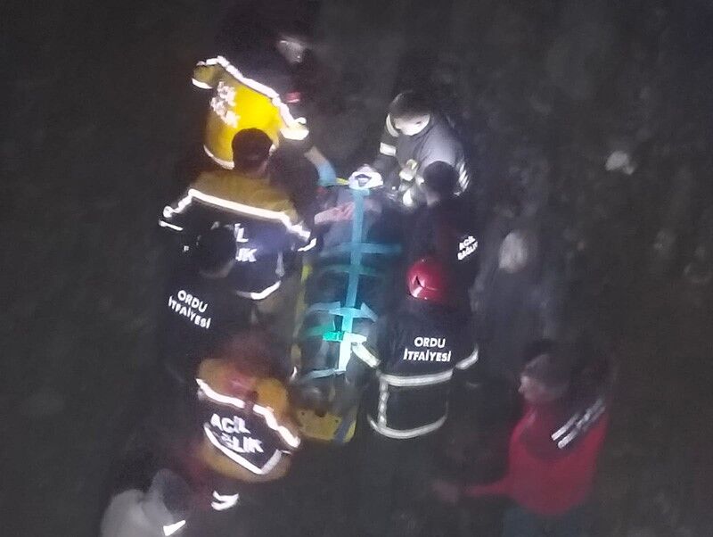 Köprüden Dereye Uçan Otomobilde 2 Kişi Yaralandı