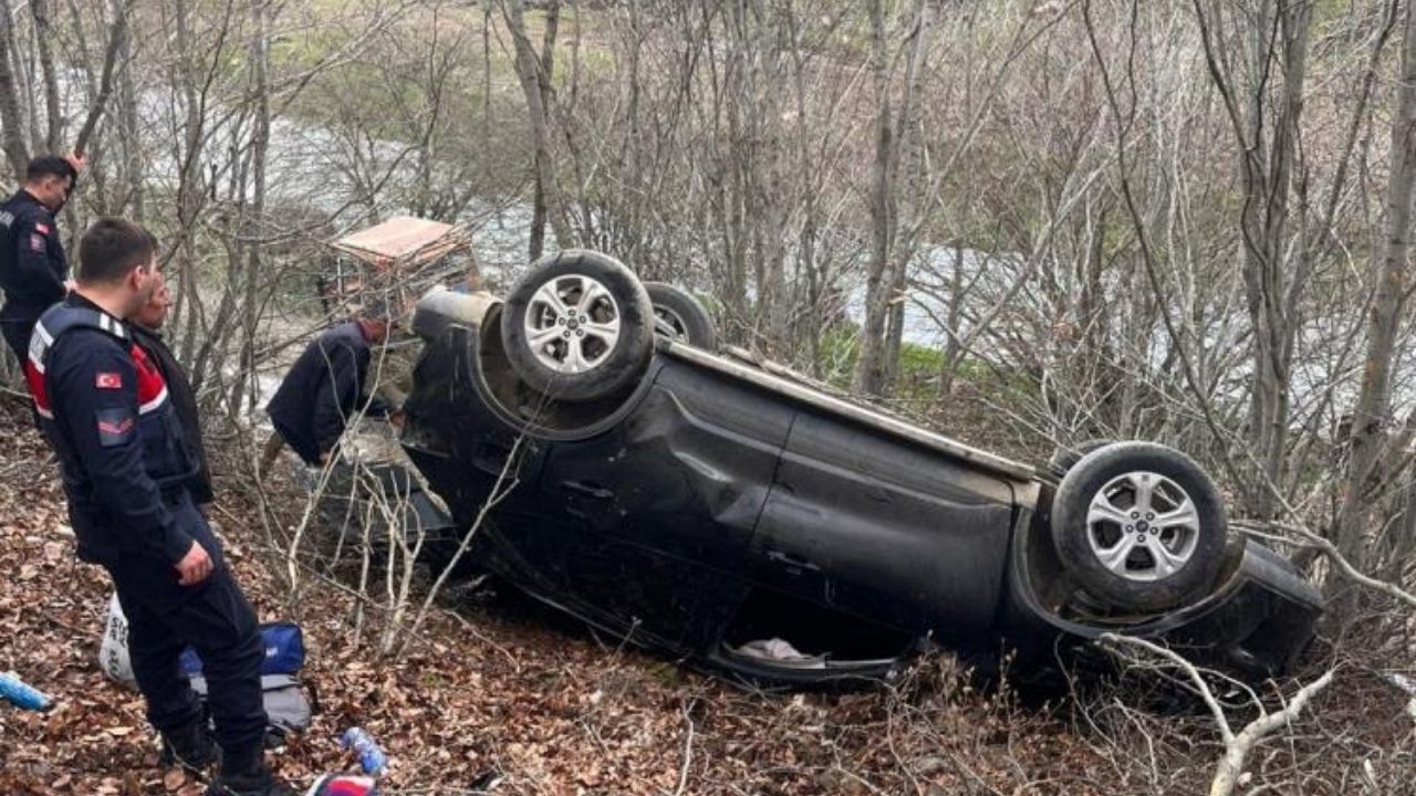 Korkutan Kaza Araç Şarampole Uçtu, 2 Yaralı (1)