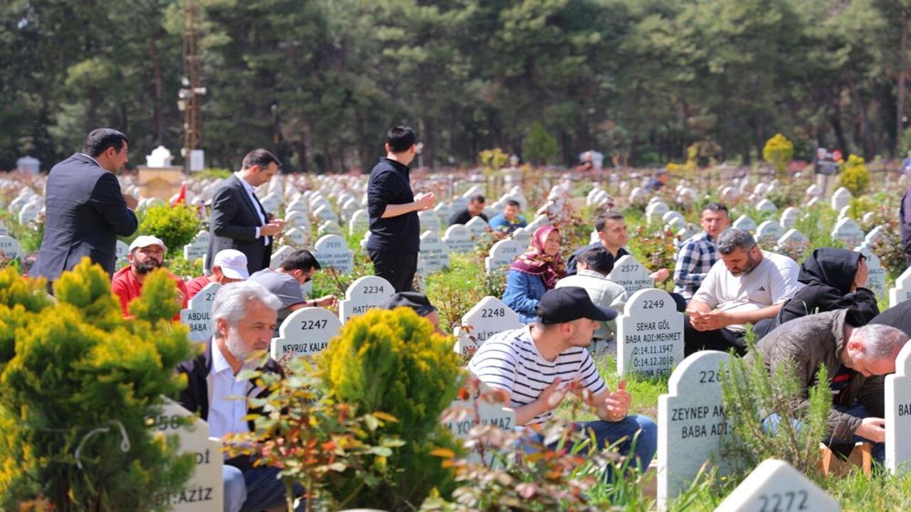 Öğrenci Mezar Tahtası Okul Değil Mezar Numarası (1)