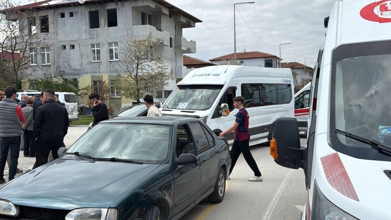 Öğrenci Servisi Ile Otomobil Çarpıştı Feci Kazada 10 Öğrenci Yaralandı (2)