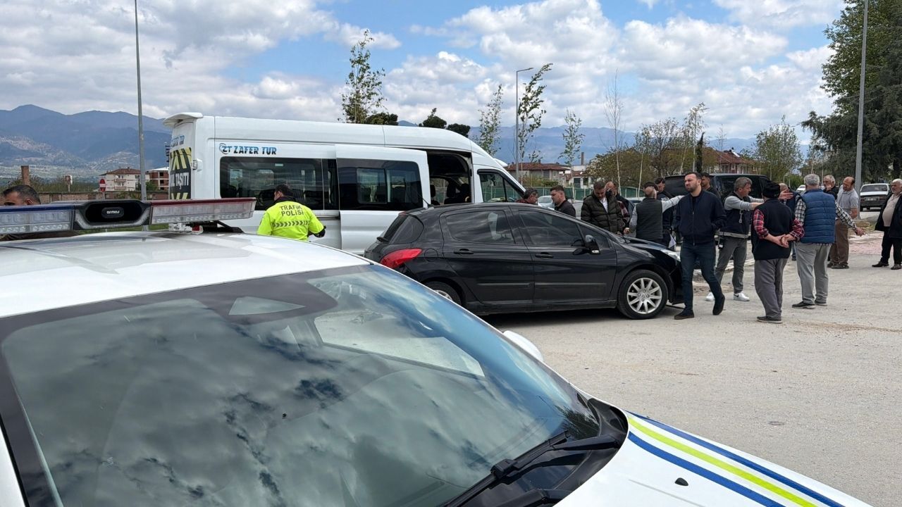 Öğrenci Servisi Ile Otomobil Çarpıştı Feci Kazada 10 Öğrenci Yaralandı (3)