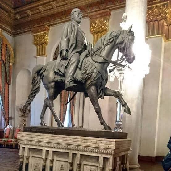 Osmanlı Padişahlarının Taştan Heykelleri Ya Da Portreleri Var Mı