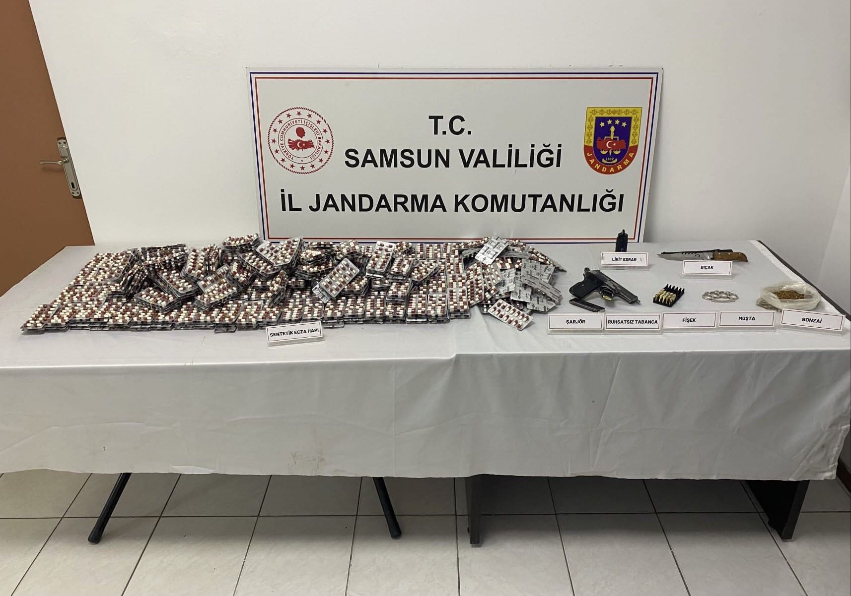 Oto Tamircisine Operasyon Binlerce Hap Ve Silah Ele Geçirildi