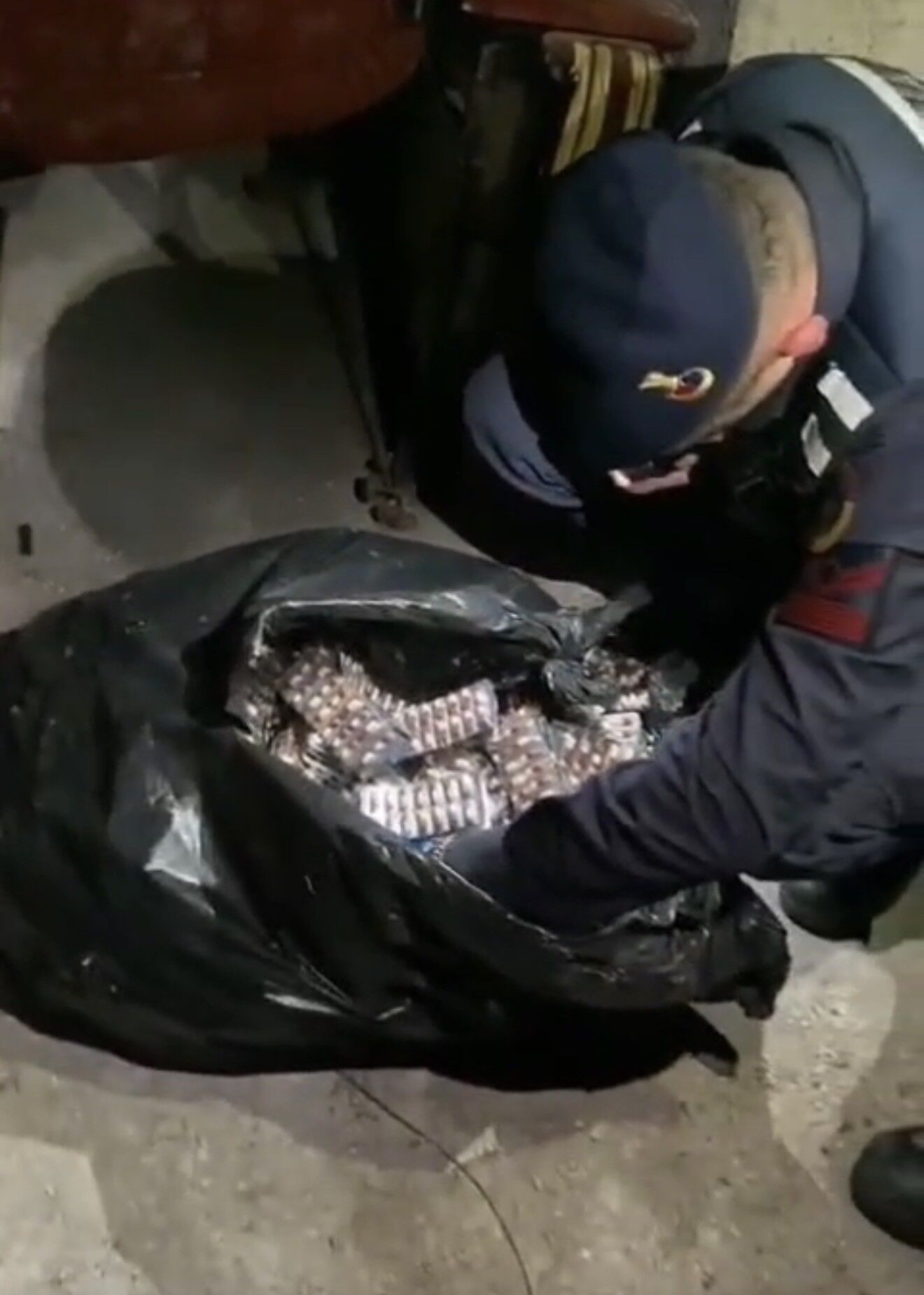 Oto Tamircisine Operasyon Binlerce Hap Ve Silah Ele Geçirildi1