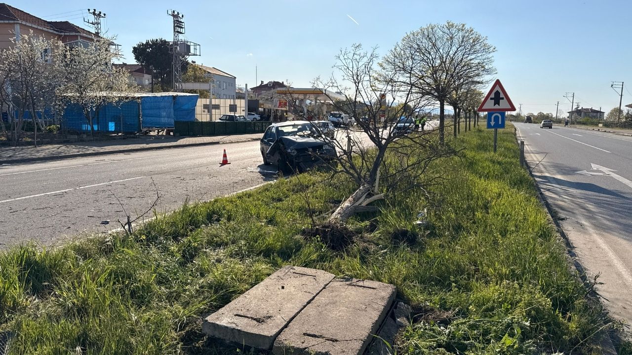 Refüje Çarpan Otomobilde Can Pazarı 2 Yaralı (3)