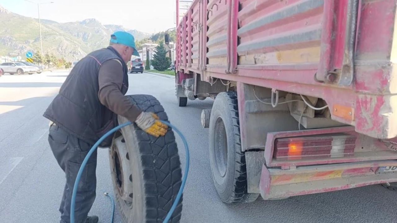 Seyir Halindeki Kamyondan Koptu, Mağazaya Daldı (1)