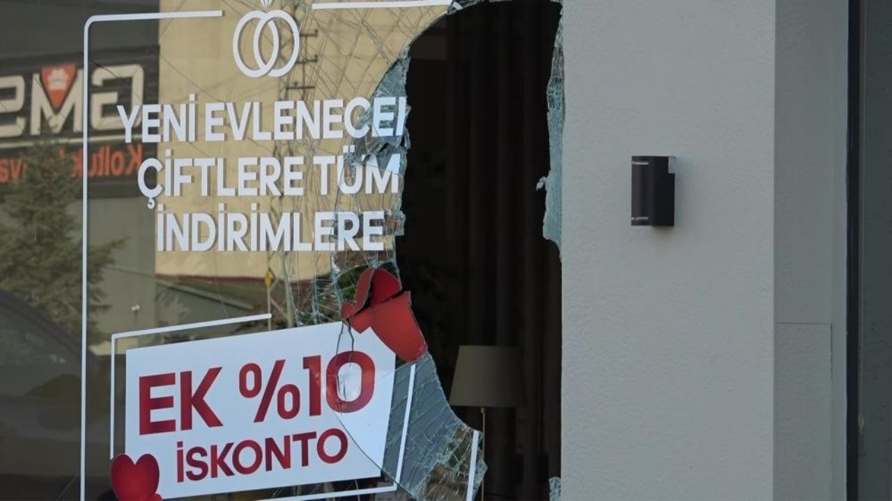 Seyir Halindeki Kamyondan Koptu, Mağazaya Daldı (3)