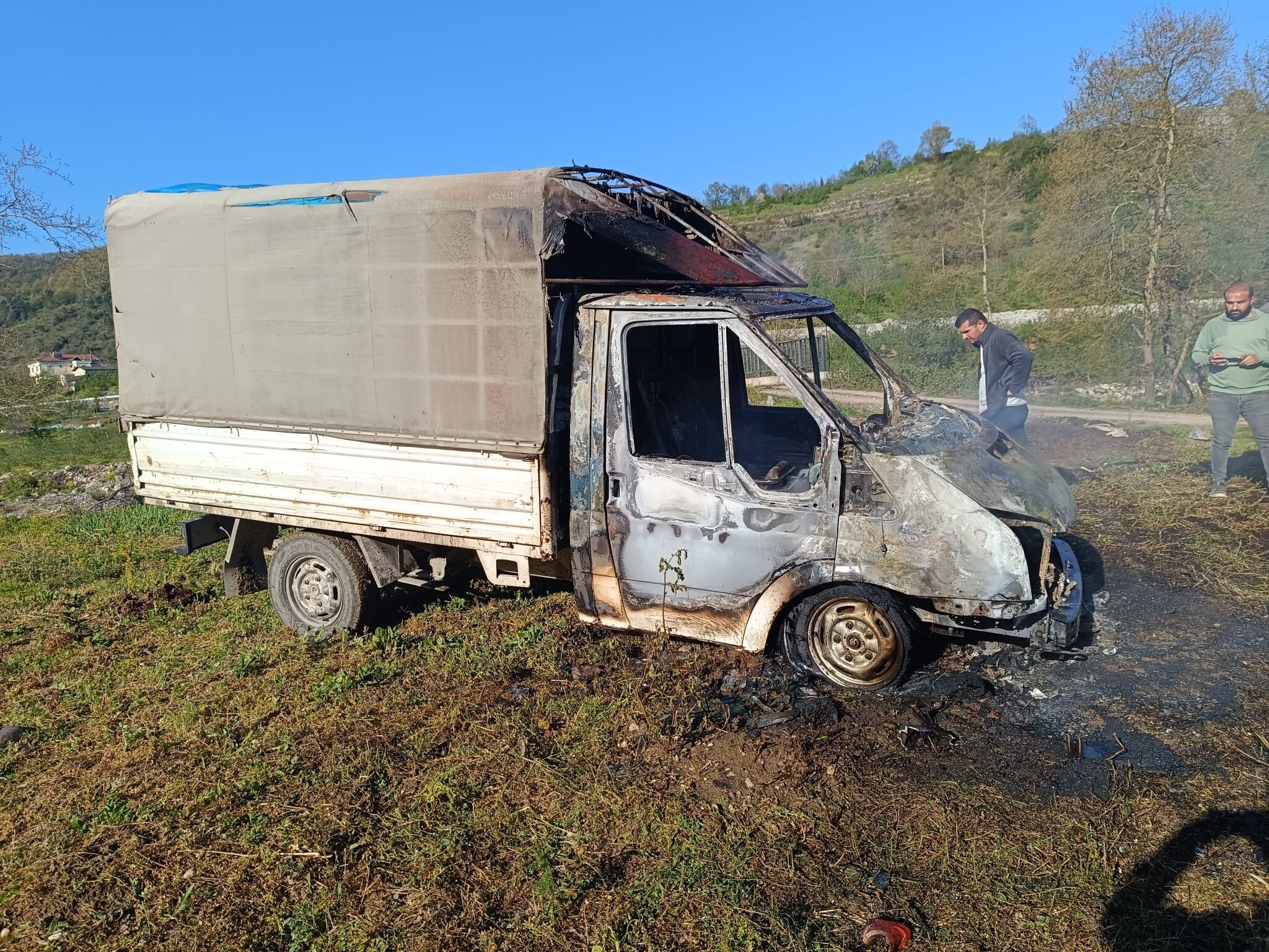 Seyir Halindeki Kamyonet Alev Aldı Yandı