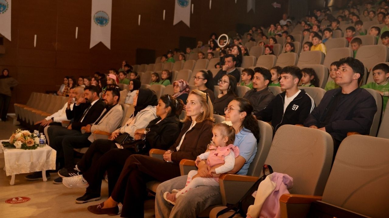 Taşköprü Myo Öğrencileri Minikler Için Sahneye Çıktı (4)