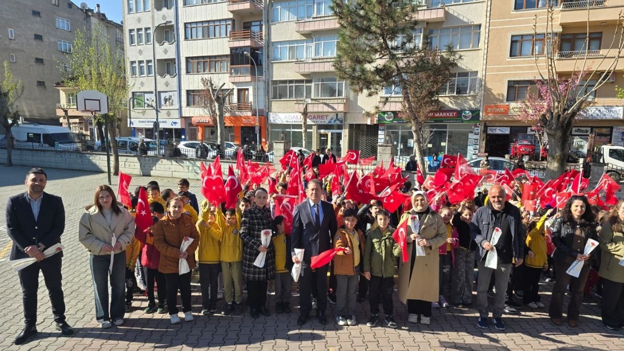 Taşköprü’de Öğrenciler Okula Türk Bayraklarıyla Geldi (1)
