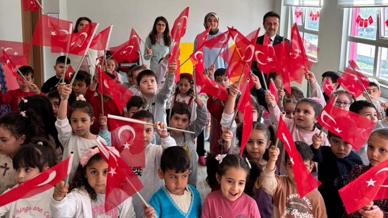 Taşköprü’de Öğrenciler Okula Türk Bayraklarıyla Geldi (3)