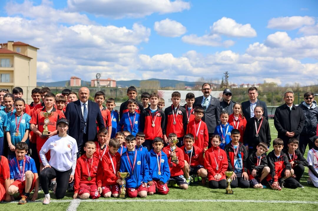 Taşköprü'de Ragbi İl Birinciliği Heyecanı Kaymakam Demirdağ'dan Gençlere Destek! 22