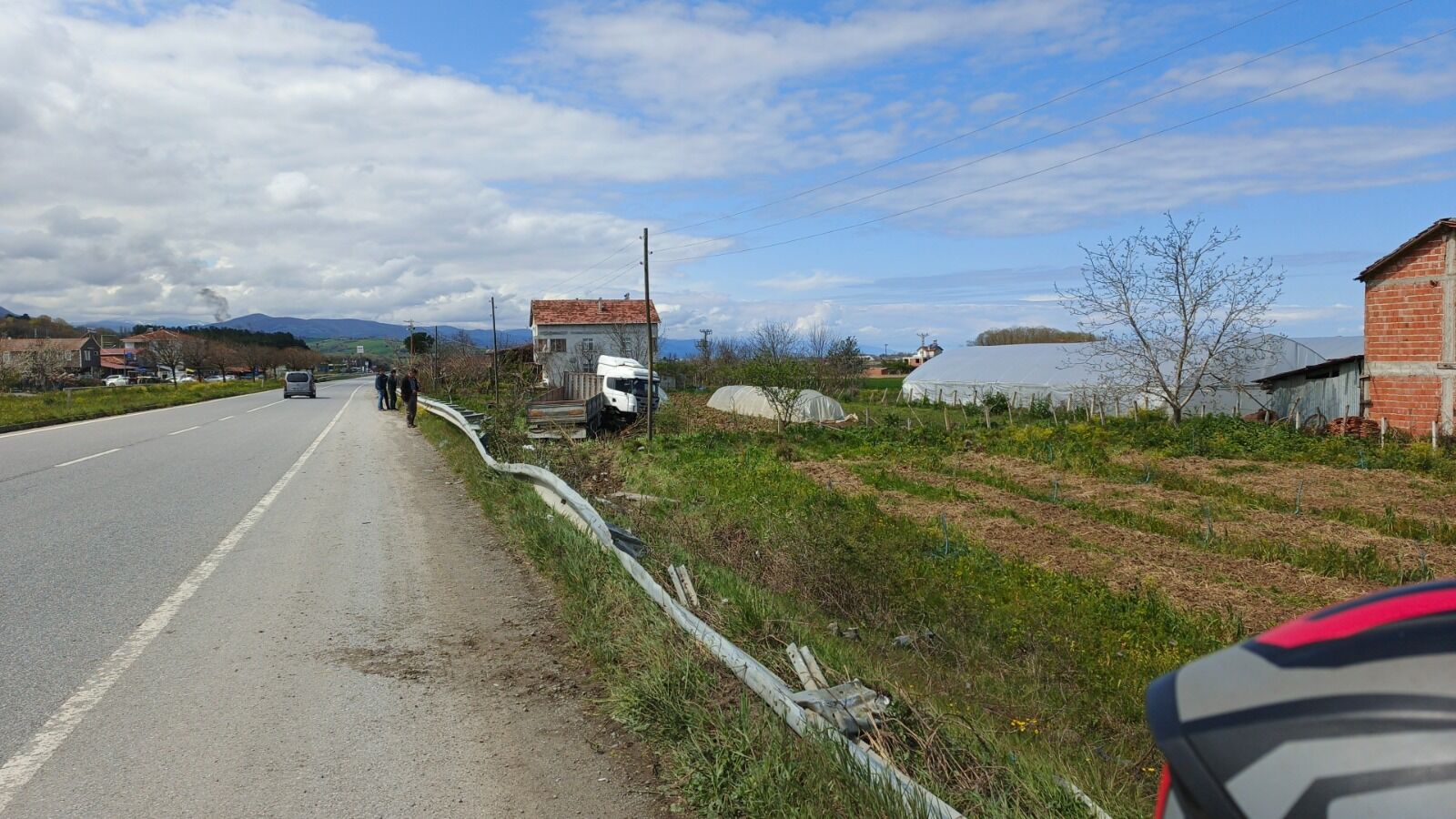 Tırın Tarlaya Uçtuğu Feci Kazada Sürücü Yaralandı 22