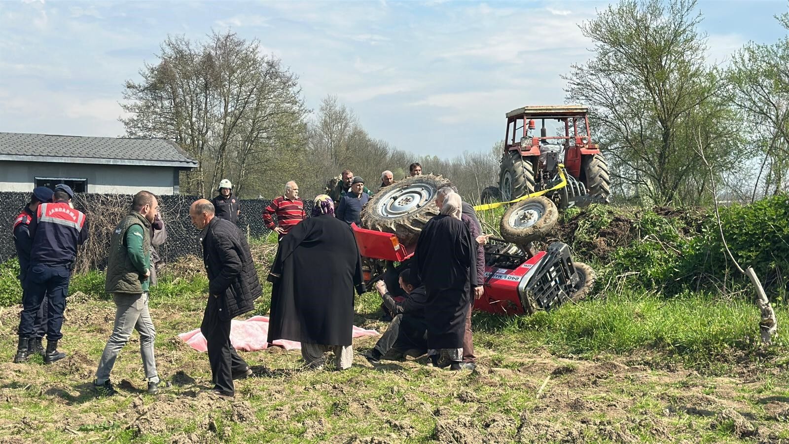 Traktörün Devrilmesi Sonucu Hayatını Kaybetti 12