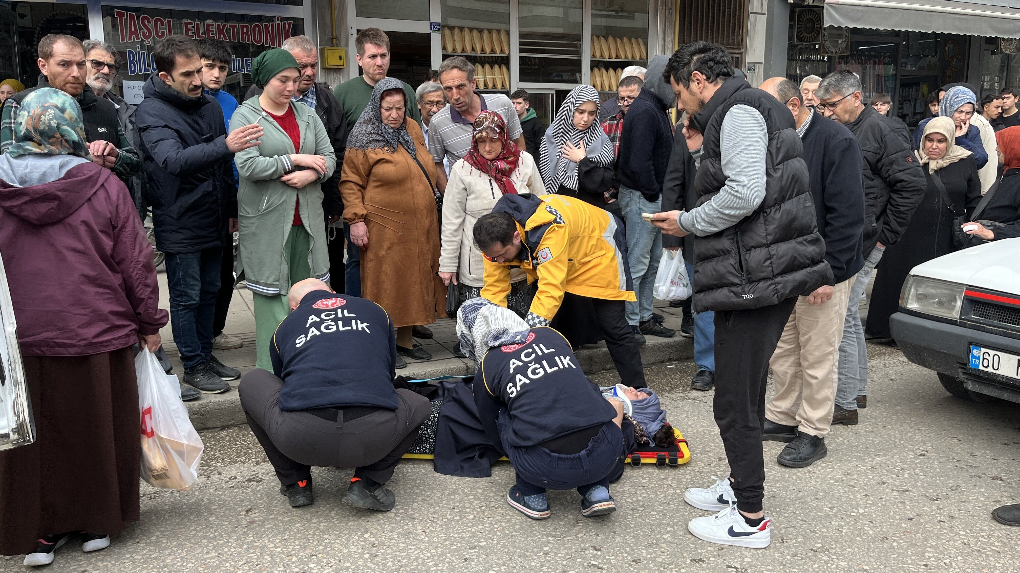 Yaya Geçişinde Korkutan Kaza Kadın Yola Savruldu-2