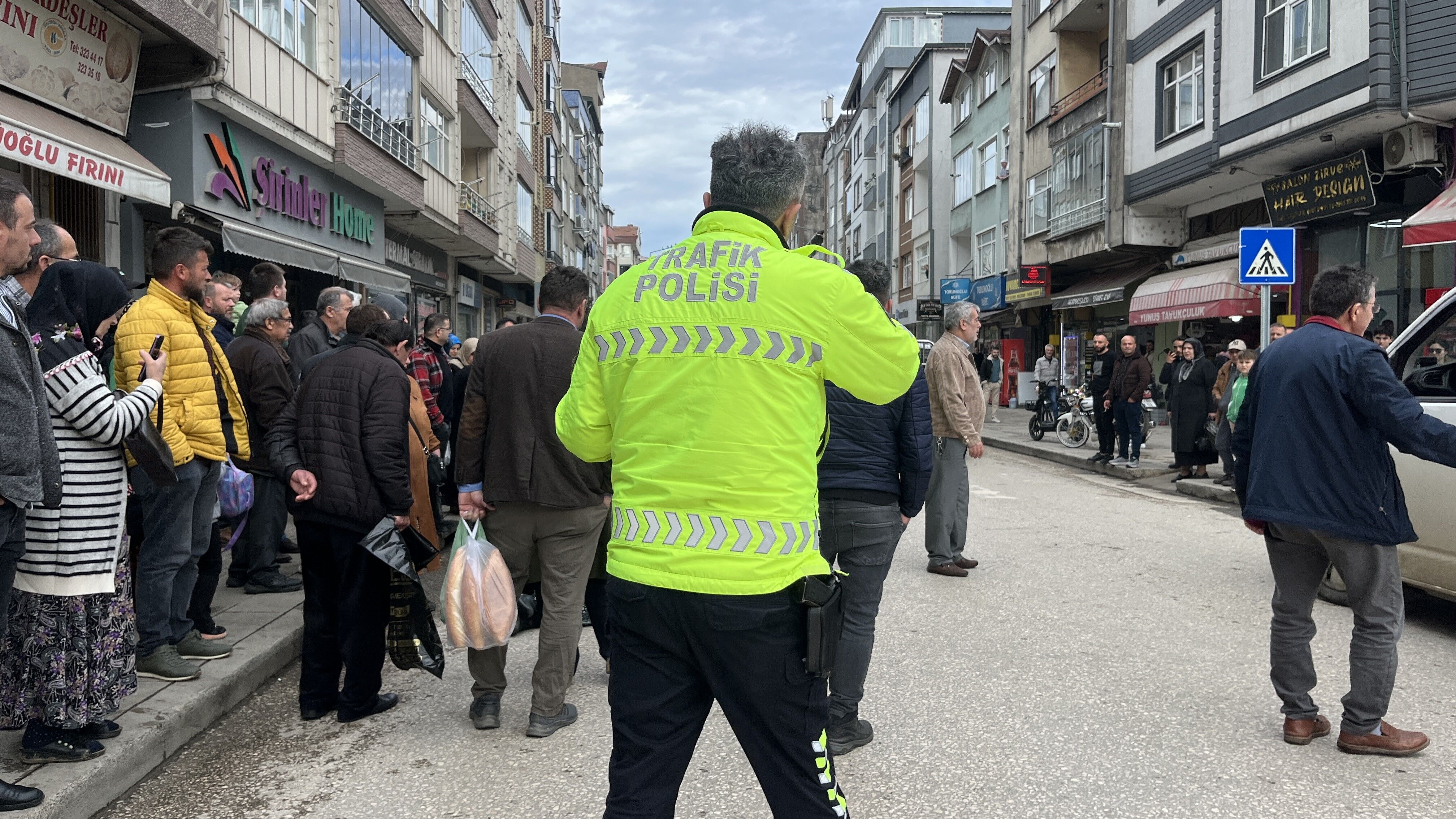 Yaya Geçişinde Korkutan Kaza Kadın Yola Savruldu2