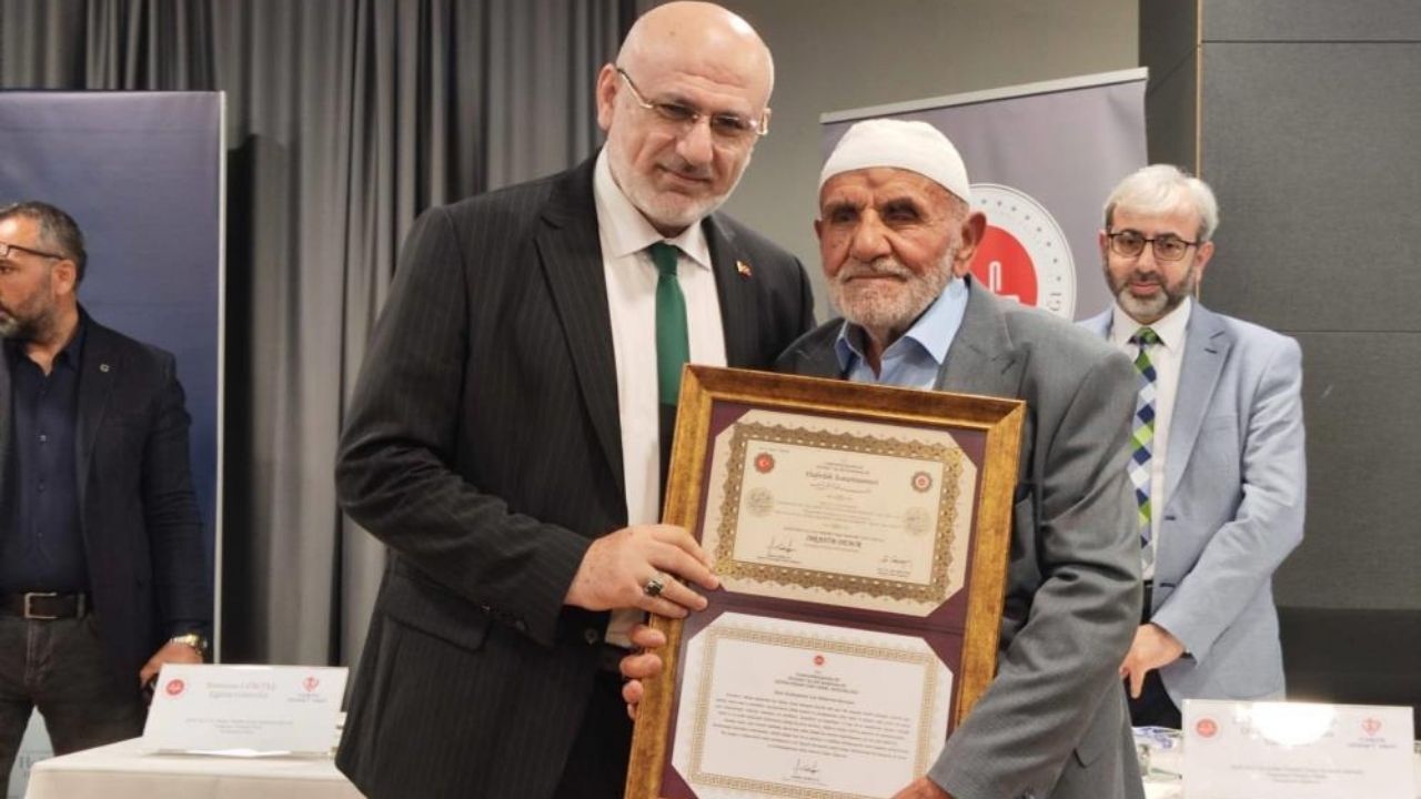 87 Yaşında Hafızlık Belgesi Aldı (1)