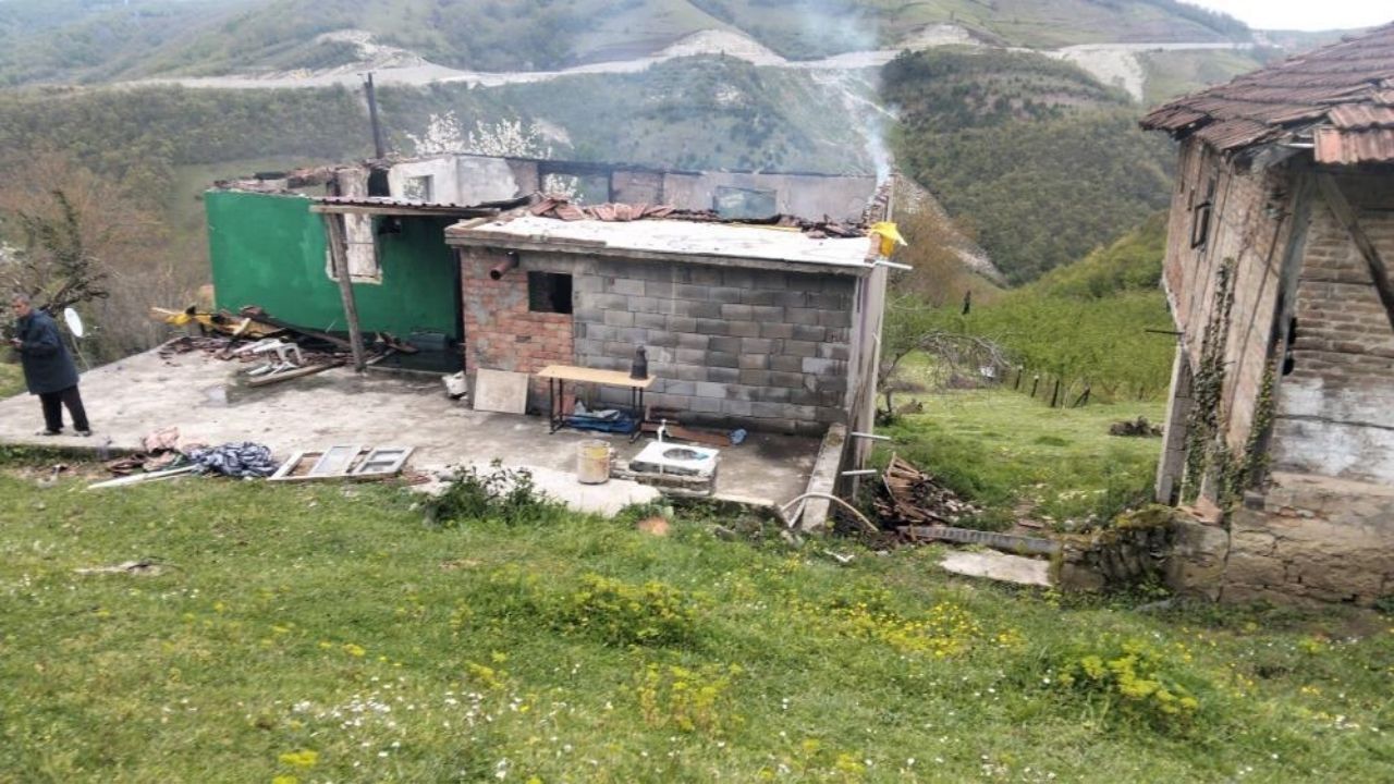 Alevler Dakikalar Içinde Sardı Yaşlı Çiftin Evi Küle Döndü (2)