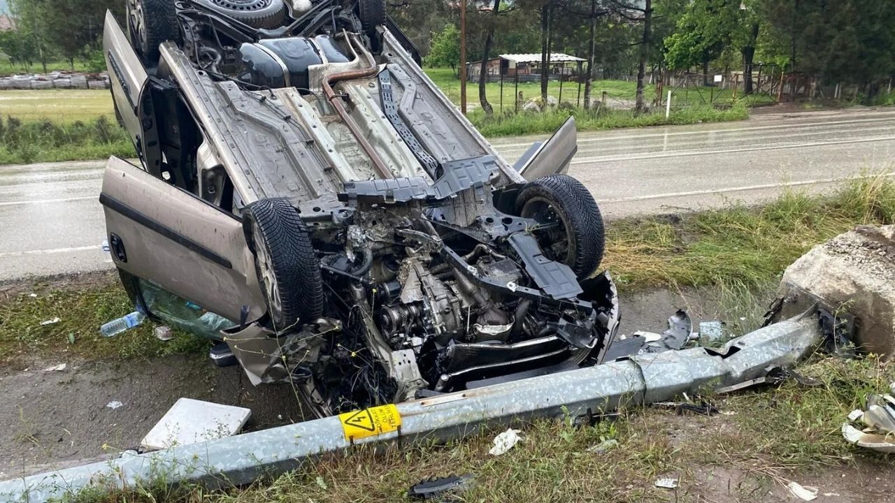 Bayram Yolculuğu Kazayla Yarıda Kaldı Aynı Aileden 5 Kişi Yaralandı (2)