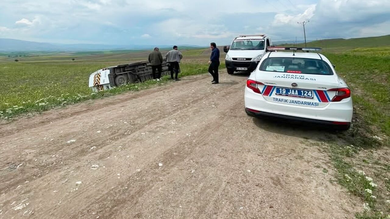 Çorum Öğrenci Servisi Kaza (1)