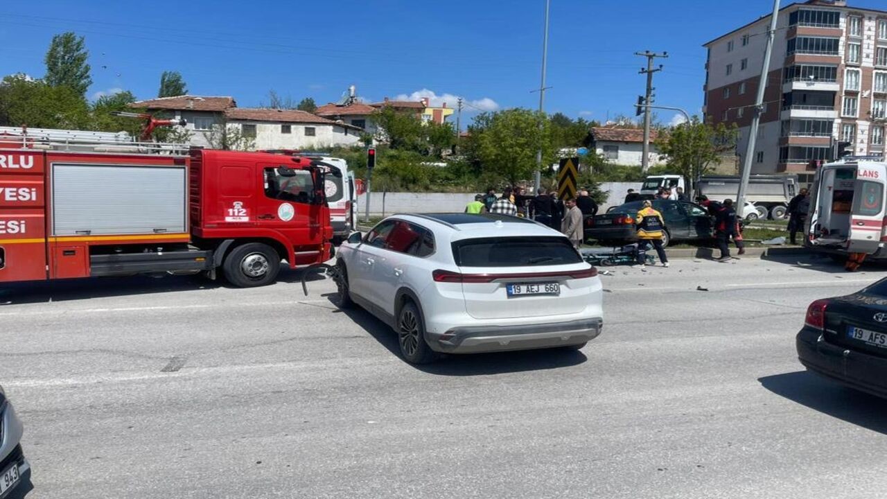 Çorum Sungurlu Otomobil Direk Çarptı (1)