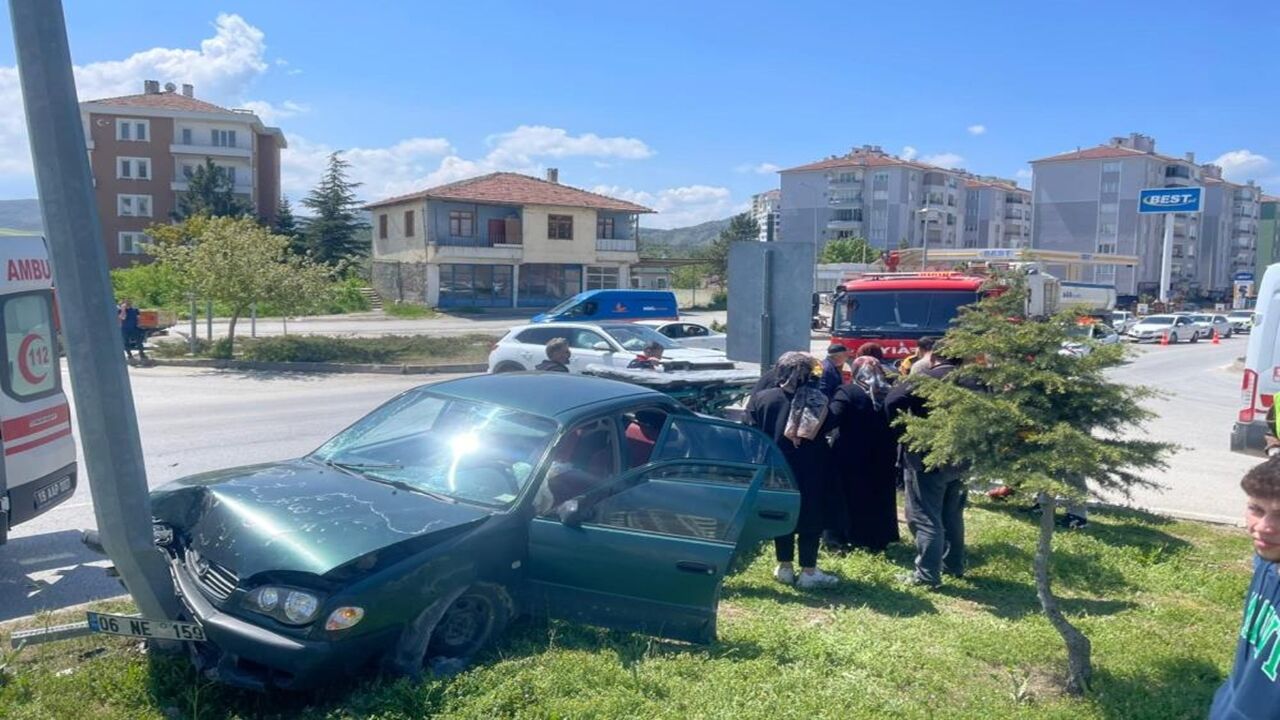 Çorum Sungurlu Otomobil Direk Çarptı (2)