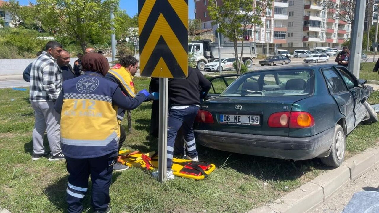 Çorum Sungurlu Otomobil Direk Çarptı (4)